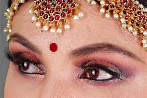 india mujeres punto rojo|Bindi: ¿Qué significa el punto rojo en la frente de las。